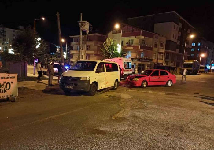 Minibüs İle Otomobil Çarpıştı: 1 Yaralı