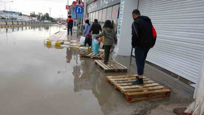 Van’da Ev Ve İş Yerlerini Su Bastı