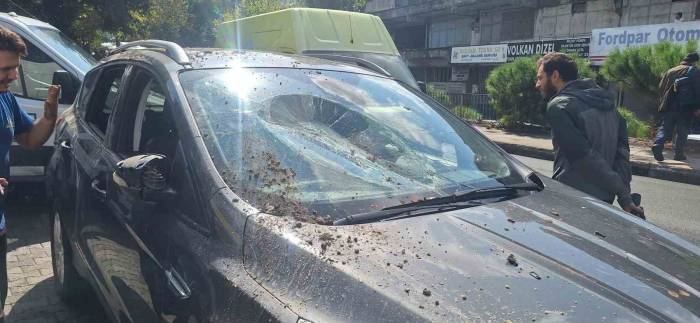 Zeytinburnu’nda İstinat Duvarı Çöktü: 4 Araç Hasar Gördü