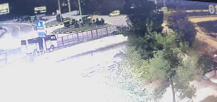 Virajı Alamayan Araç Sürücüsü Refüje Çıktı