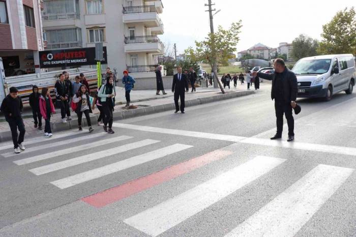 Mahalle Muhtarı Öğrenciler İçin Her Sabah Trafiği Durduruyor