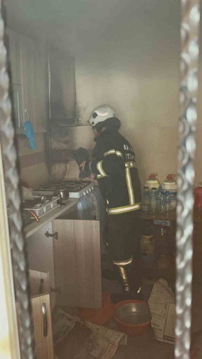 Ocakta Unutulan Yemek Yangına Neden Oldu