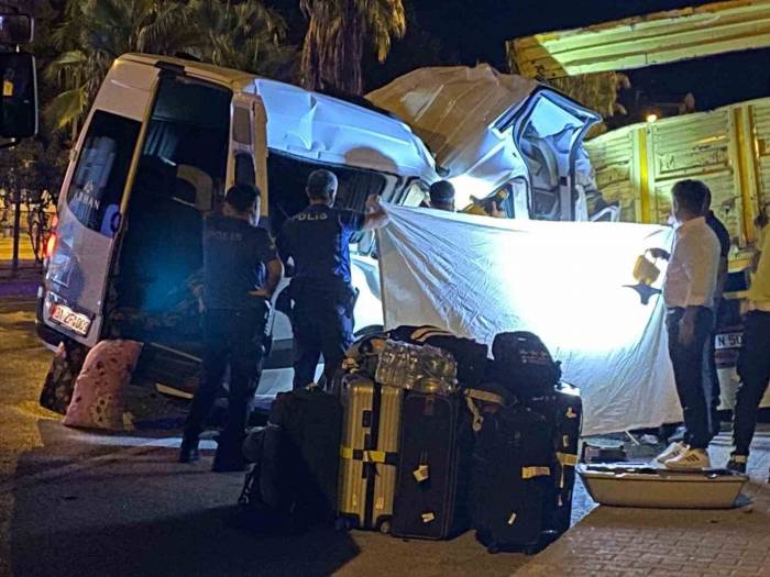 İsveç Ve Alman Uyruklu Turistleri Taşıyan Minibüs, Duran Kamyona Çarptı: 1 Ölü, 10 Yaralı
