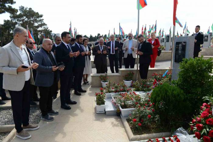 Ato Başkan Vekili Yılmaz, Haydar Aliyev’in Mezarını Ziyaret Etti
