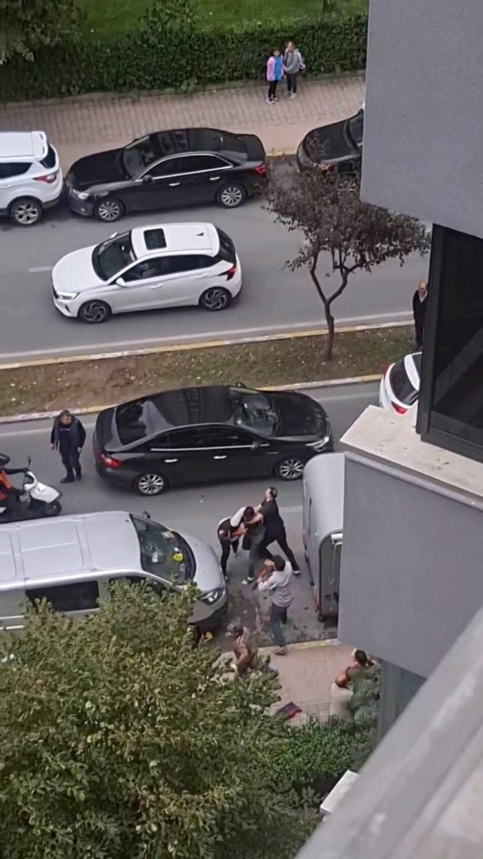 Beylikdüzü’nde Sözlü Tartışma Sopalı Kavgaya Dönüştü: O Anlar Kamerada