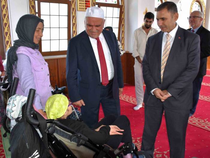 Engelleri Aşıp Camide Buluştular