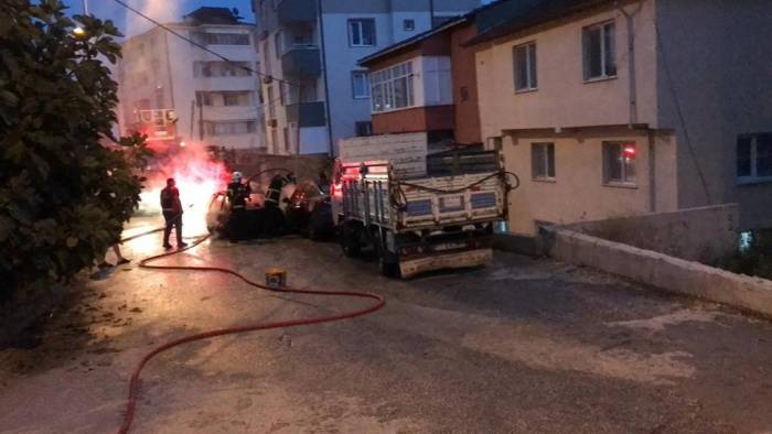 Bilecik’te 2 Otomobil Yanarak Kül Oldu