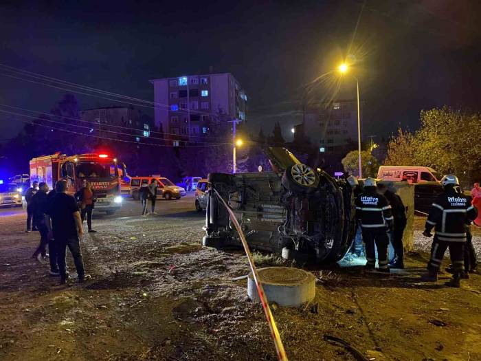 Alkollü Sürücü 3 Aracı Biçerek, Beton Büze Çarptı: 3 Kişinin Yaralandığı Kaza Anı Kamerada