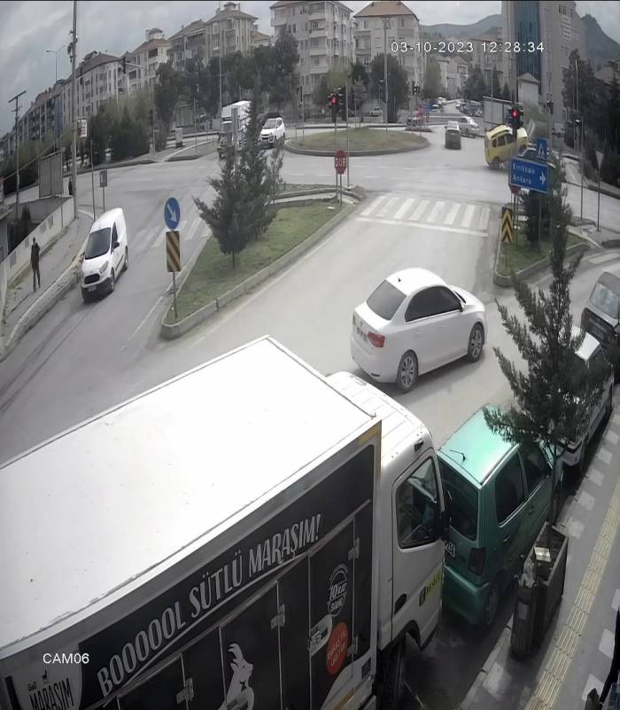 Ticari Taksi Kavşakta Trafik Levhalarına Çarptı