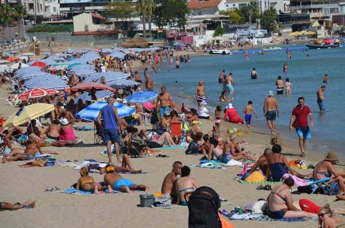 Didim’de Ekim Ayında Deniz Keyfi Sürüyor