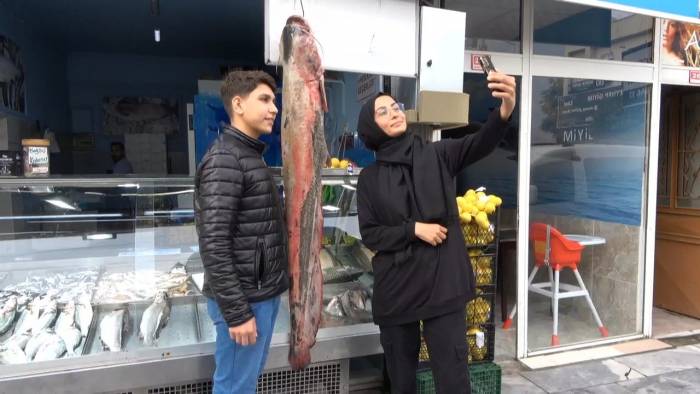 İki Kişinin Zor Taşıdığı Balıklar Tezgahın Gözdesi Oldu