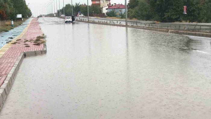 Elazığ’da Yollar Göle Döndü, Bahçe Ve Ahırları Su Bastı