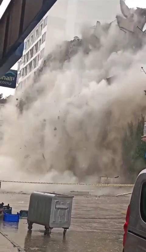 Elazığ’da Ağır Hasarlı 6 Katlı Bina Korna Sesi İle Yıkıldı