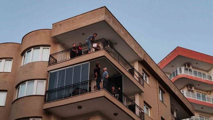 Evin Tapusu Üzerine Yapılmayınca Balkondan Atlamak İstedi
