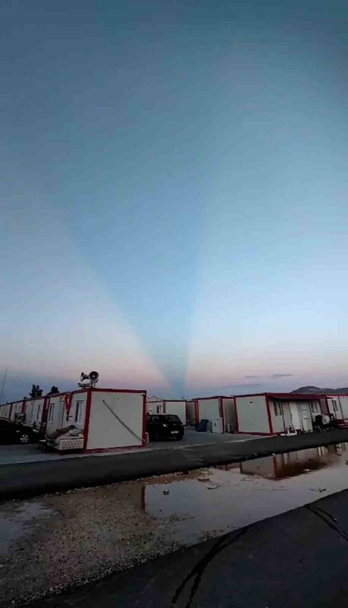 Gökyüzünde Ortaya Çıkan Işık Huzmesi Merak Uyandırdı