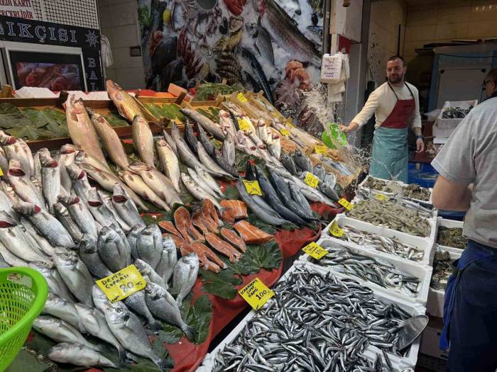 Tezgahlarda Hamsi Bolluğu Devam Ediyor