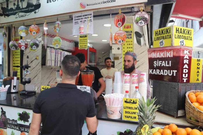 İçecek Satan Esnaf Şerbetin İçine Düşen Arıyı Kurtarmak İsterken Az Kalsın Canından Oluyordu