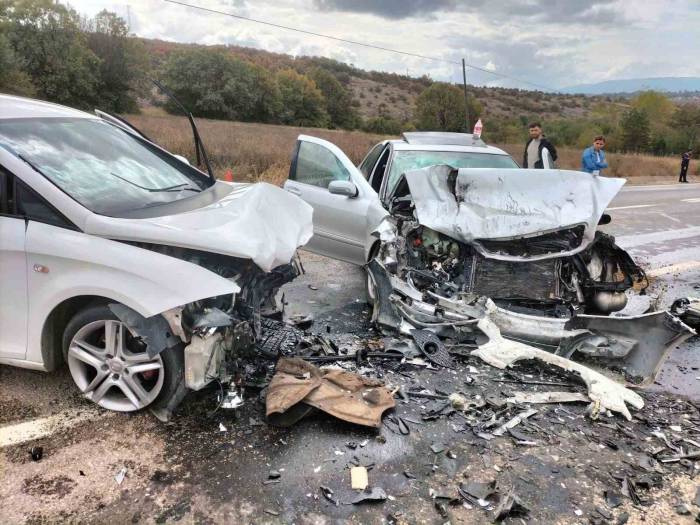 İki Otomobil Kafa Kafaya Çarpıştı: 4 Yaralı