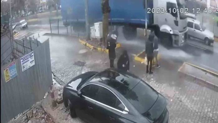 Vatandaşların Yolun Karşısına Geçme Mücadelesi Kamerada