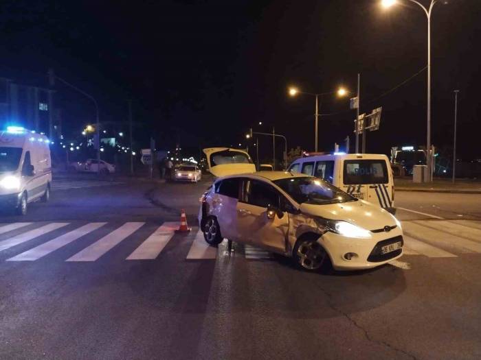 Niğde’de Otomobiller Çarpıştı: 3 Yaralı