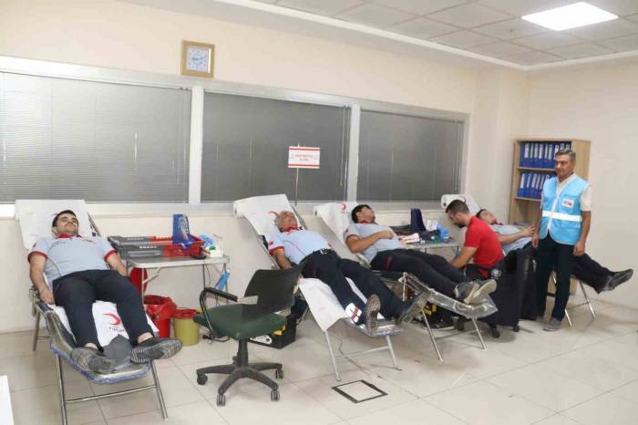 Siirt Belediyesi Personeli Kan Bağışı Kampanyasına Destek Verdi