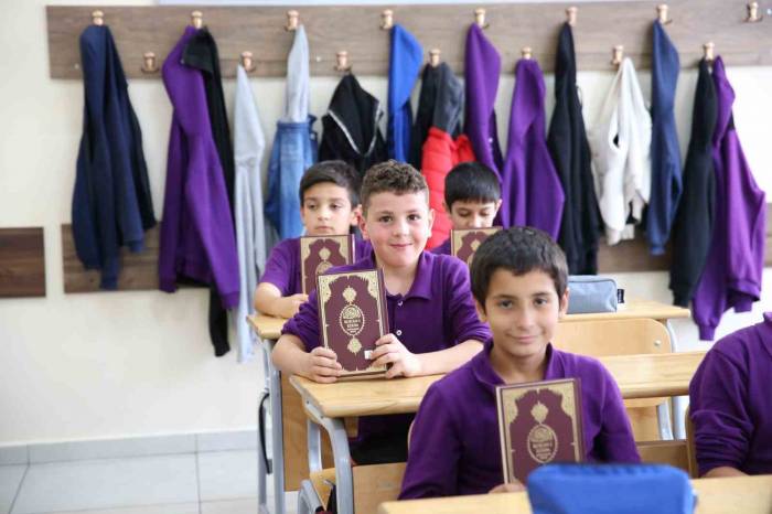’kur’an-ı Kerim’ Veya ’peygamberin Hayatı’ Derslerini Seçen Çocuklara Anlamlı Hediye