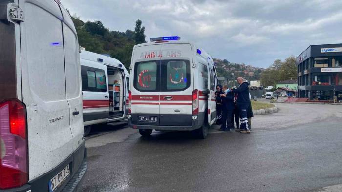 Zonguldak’ta İki Aracın Çarpıştığı Kazada 3 Kişi Yaralandı