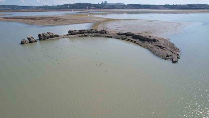 Suların Çekilmesiyle Ortaya Çıkan Antik Kent Definecilerin Saldırısına Uğruyor