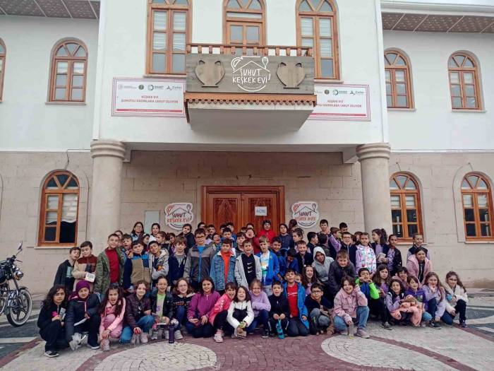 Minik Öğrenciler Tarih Kokan Mekanları Gezdi