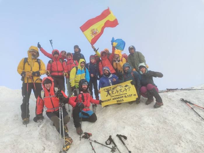 Ağrı Dağı Zirvesinde Çöp Temizliği