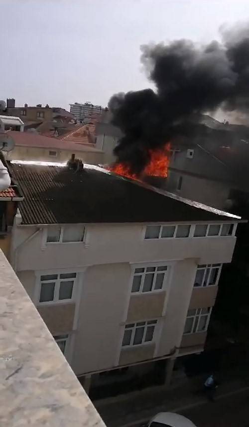 Avcılar’da Korkutan Çatı Yangınında 1 Kişi Dumandan Etkilendi