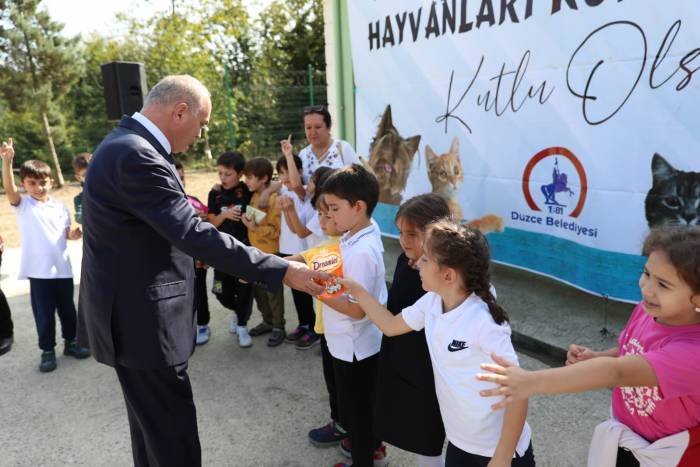 Çocuklar Hem Ziyaret Etti Hem De Mama Getirdi