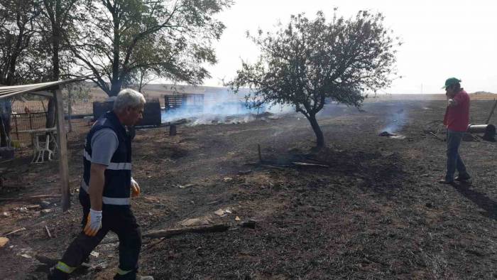 Yangında 500 Dönüm Tarım Arazisi Ve 3 Ahır Zarar Gördü