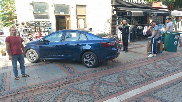 İş Yeri Önüne Çekilen Araç Meraklı Bakışlar Arsında Çekiciyle Götürüldü.