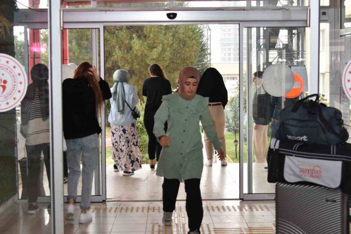 Depremzedelere Yuva Olan Yurtlara Öğrenciler Yerleşmeye Başladı