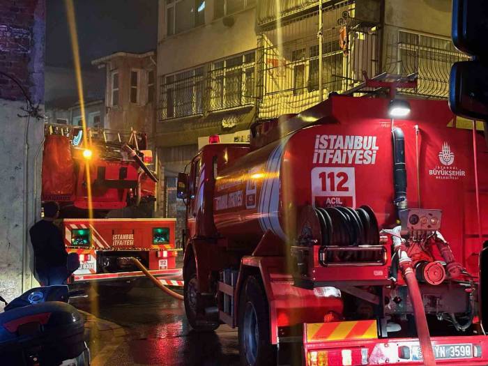 Fatih’te Kaçak Define Aranan Binanın Yakıldığı İddia Edildi, 1 Kişi Gözaltına Alındı