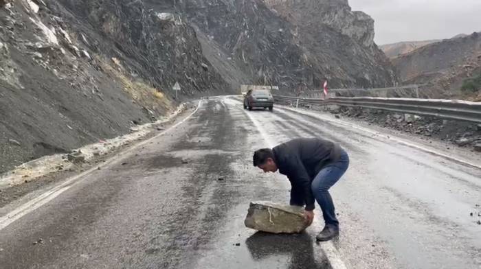 Yüksekova-van Kara Yoluna Kaya Düştü