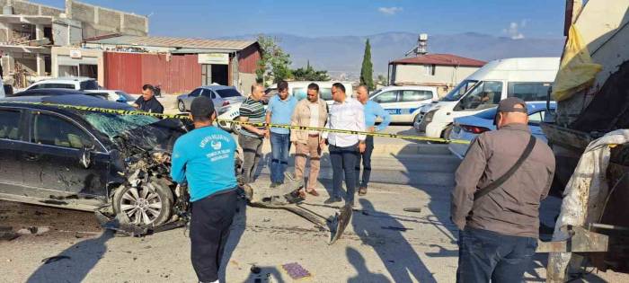 Otomobil, Çöp Kamyonuna Arkadan Çarptı: Temizlik İşçisi Hayatını Kaybetti