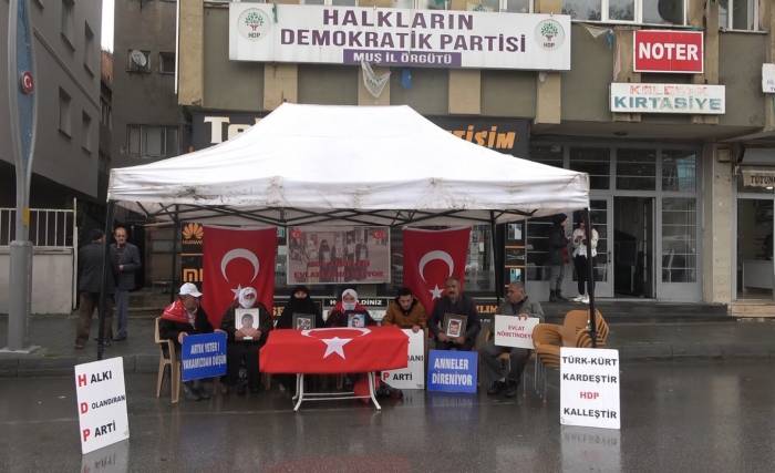 Acılı Aileler Evlat Nöbetini Yağmur Altında Sürdürdü