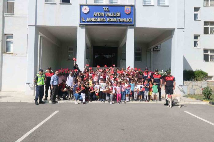 Jandarma Hayvan Hakları Gününde Çocukları Ağırladı