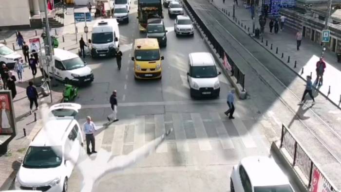 Kadıköy’de Yaya Ezilmekten Son Anda Kurtuldu, Sürücü Ceza Yiyince Gerginlik Çıkardı