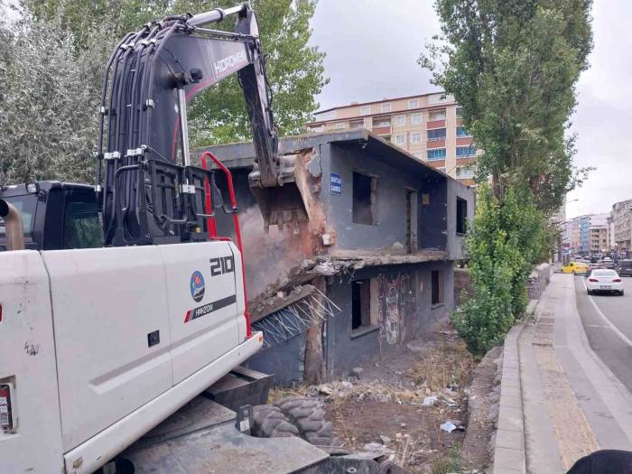 Kars’ta Metruk Binalar Yıkılıyor