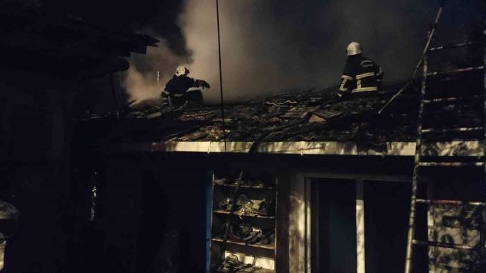 Kahraman İtfaiyeci, Yanan Eve Girerek Alevlerin İçerisinden Kediye Kurtardı