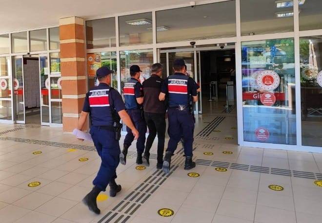 Dolandırıcılık Ve Hırsızlık Suçlarından Aranan İki Şahıs Yakalandı