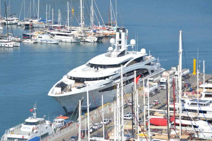 Kazak Milyarderin Mega Yatı Fethiye’ye Geldi