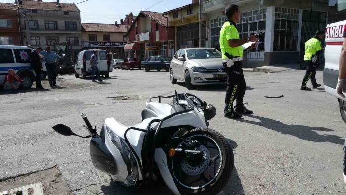 Tavşanlı’da Otomobil İle Motosiklet Çarpıştı: 2 Yaralı