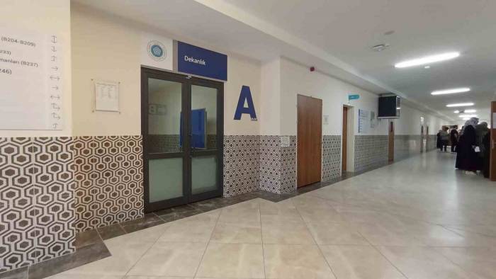Öğretim Üyesi Profesör Fakültedeki Arbedede Tabancayla Yaralandı