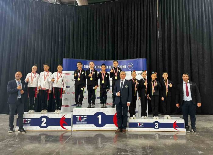 Büyükşehirli Cimnastikçilerden 4 Madalya 1 Şampiyonluk Kupası