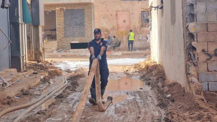 Manisa İtfaiyesi Libya’da Yara Sarma Çalışmalarını Sürdürüyor