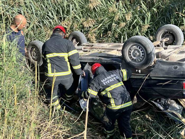 Manisa’da Otomobil Kanala Uçtu: 2 Yaralı
